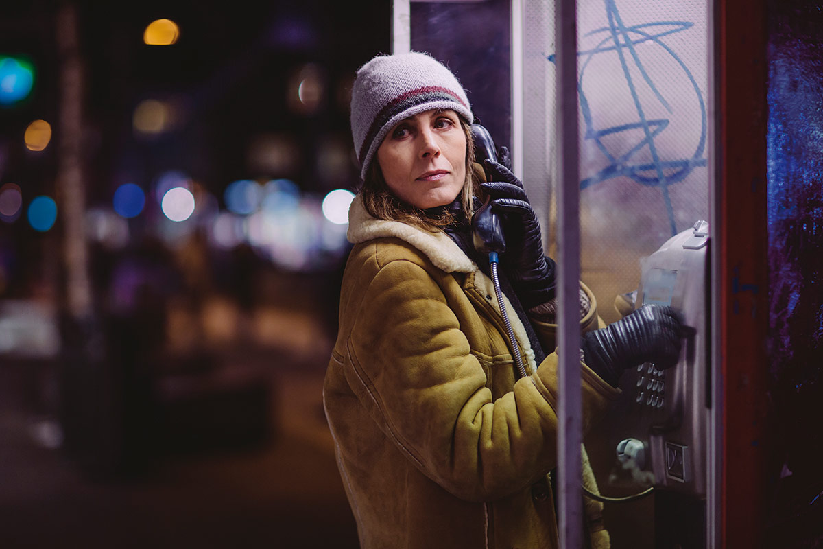 Kari Bremnes i rollen som Harrieth «Harri» Hansen, journalist i Nordlys. Som vi ser finnes det fortsatt telefonautomater i Tromsø!
