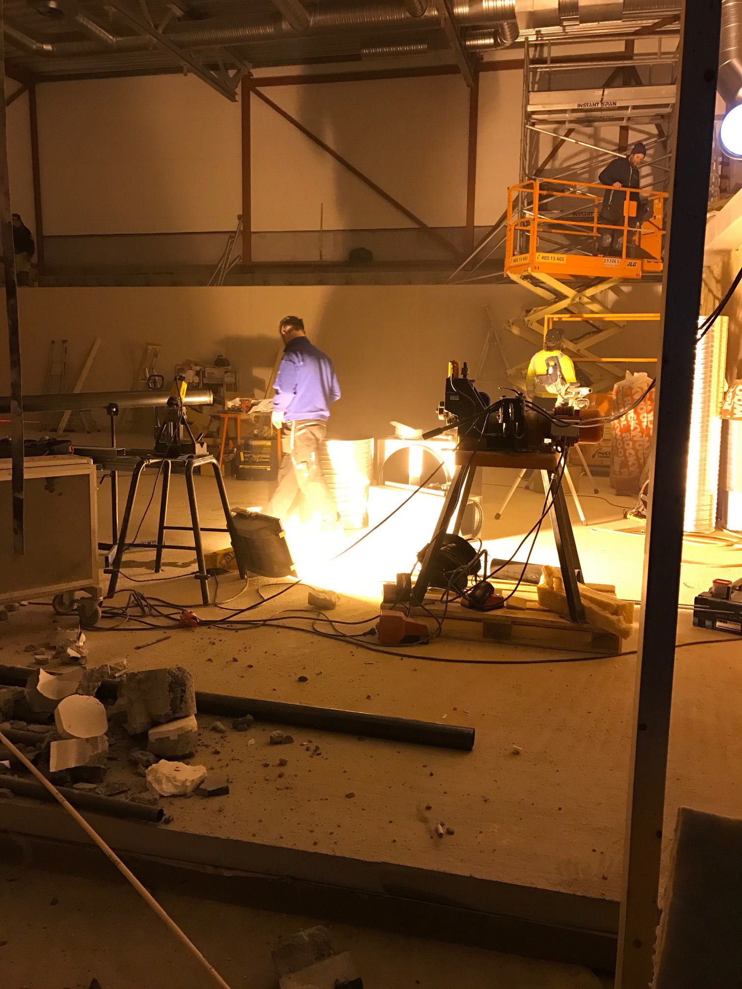 Arbeidet er i full gang i det som blir kinoens nye stolthet – en 4K- og Atmos-basert, moderne kinosal. Foto: Nes kulturhus.