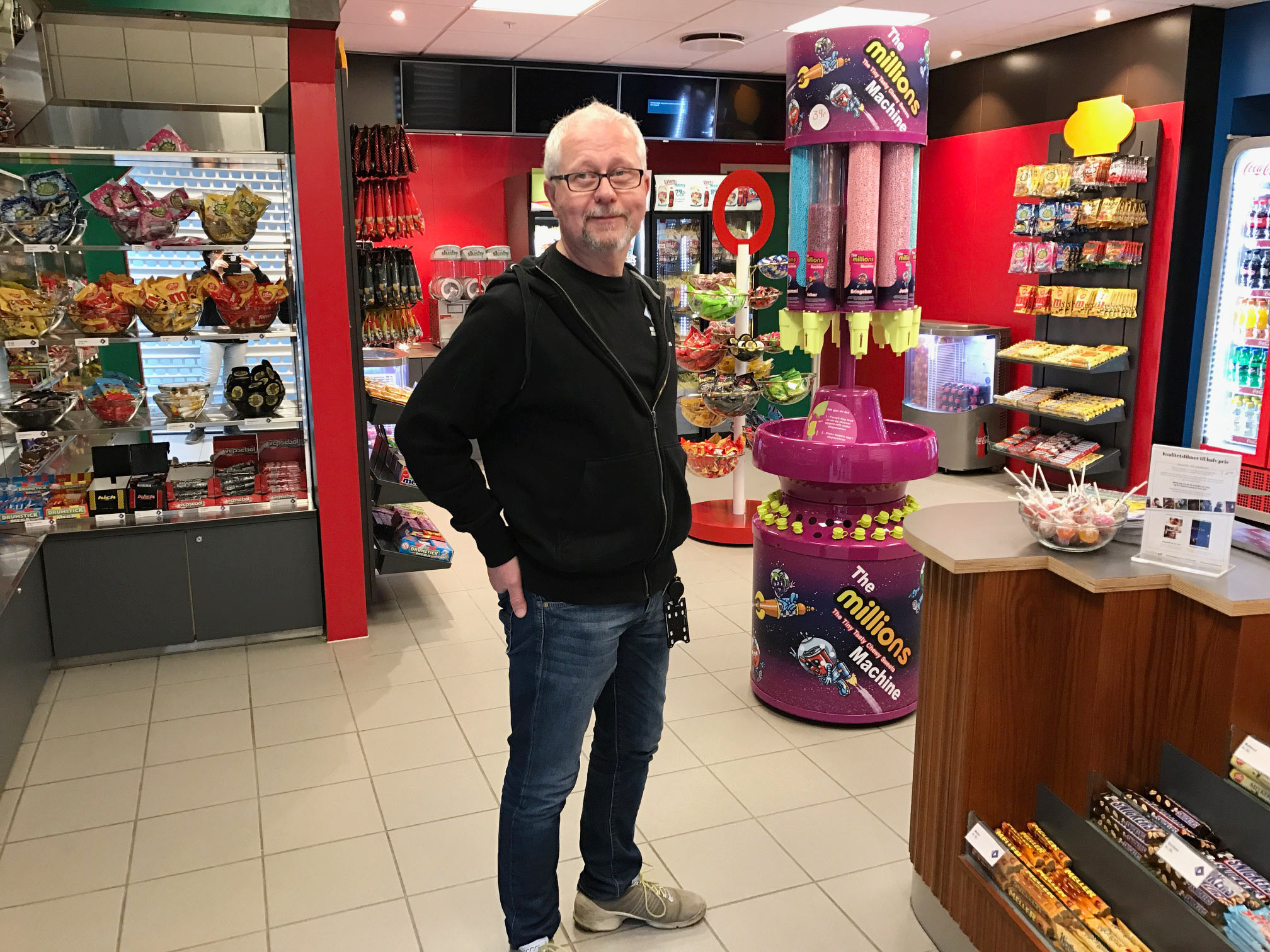 NY KIOSK: Kulturhusleder Jan Magne Hanstad ved Nes kulturhus og Årnes kino forteller at nykiosken sto klar rett før jul 2016. Foto: Nes kulturhus.