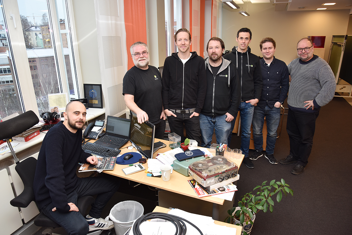 Deler av Lydrommet-teamet samlet på et brett: Foran: Are Terjesson (salg og markedsføring). Bak fra venstre: Øystein Johnsen (selger & installasjon), Anders Nannestad (selger), Bjørn Magne Idland (selger), Jan-Stefan Hansen, Martin Mæland (selger) og Alf Christian Hvidsteen (prosjektsjef). Foto: John Berge, KINOMAGASINET ©