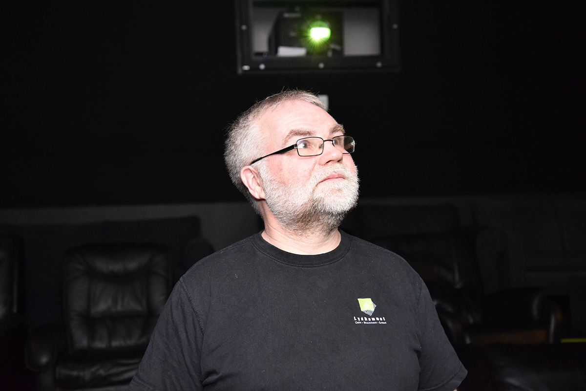 Øystein Johnsen fra Lydrommet inne i kinoen til nabofirmaet Storyline, som har JBL høyttalere og Crown forsterkere levert av LydRommet. Foto: John Berge, KINOMAGASINET © hos