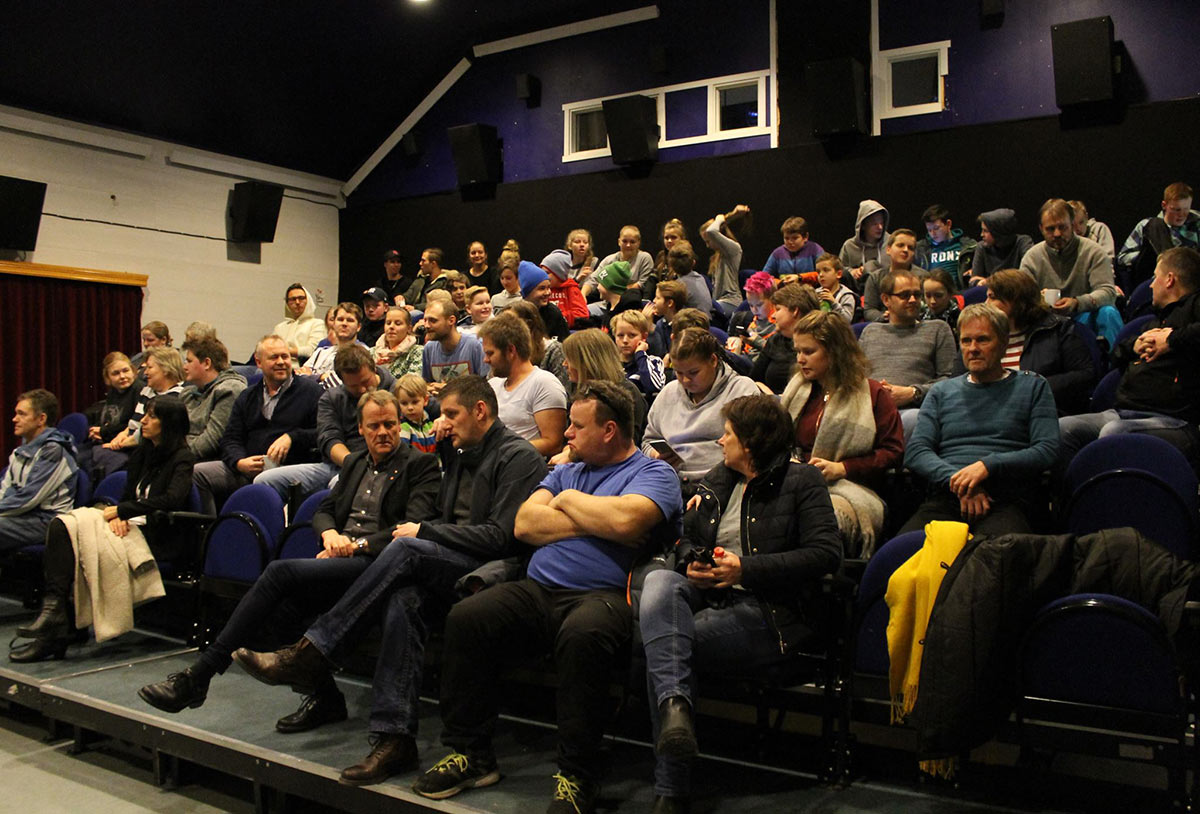 Fullt hus og god stemning da det var offisiell åpning av Vega kino lørdag 28. januar 2017. Foto: Benedicte Rorøen