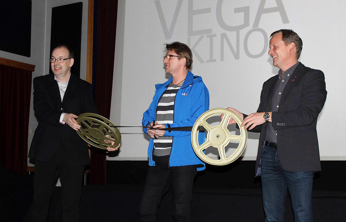Kinoentusiast, grunder og daglig leder i Vega Media: Nils H. Gullsvåg (t.v.), Kenneth Nordmann fra Sparebanken1 Nord-Norge (midten) og Vega-ordfører Andre Møller klippet en god, gammeldags 35 mm-filmrull under den offisielle åpningen lørdag 28. januar 2017. Foto: Benedicte Rorøen