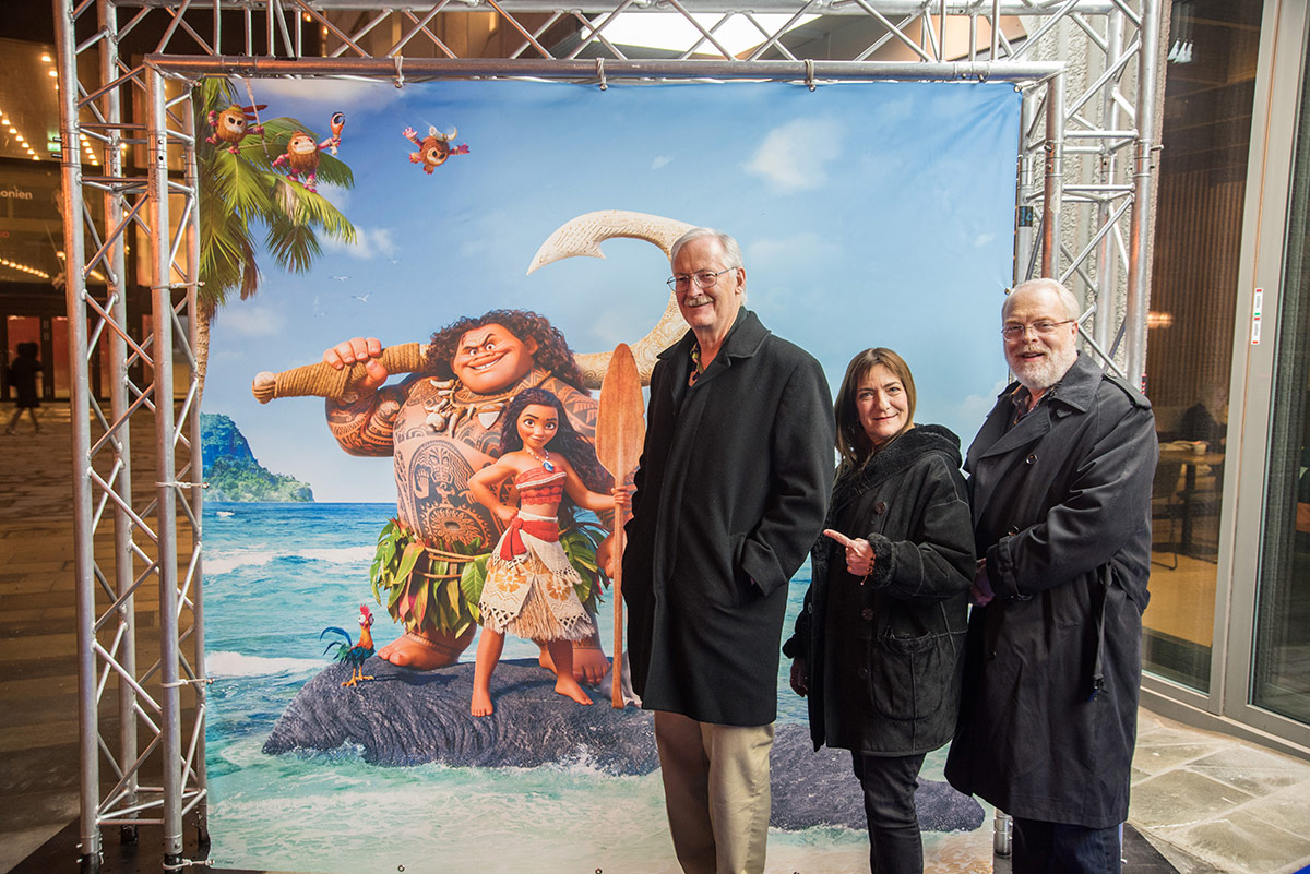 Fra venstre: Regissør John Musker, produsent Osnat Shurer og regissør Ron Clements foran Vika kino i Oslo torsdag 26. januar 2017. Foto: Per Mork, KINOMAGASINET ©