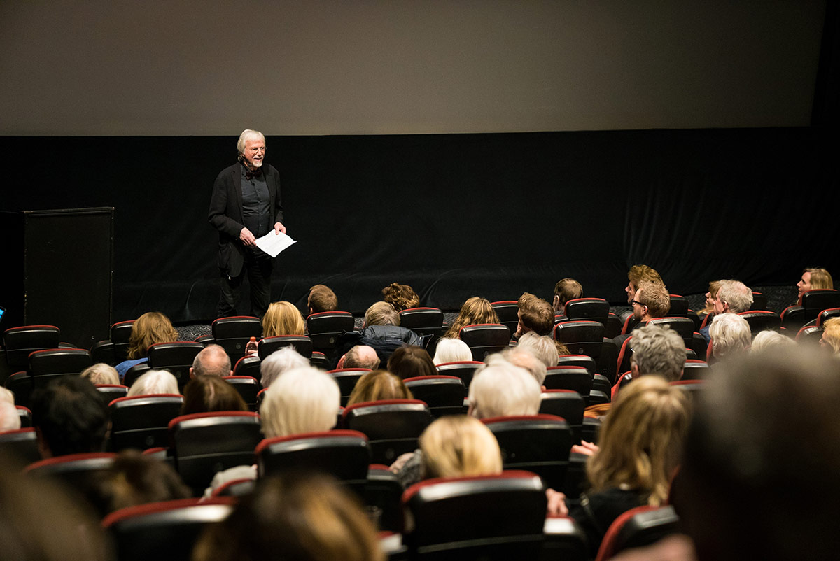 Kinoveteran og forfatter Jan Mehlum foran en fullsatt sal på Brygga Kino i Tønsberg under den offisielle festkvelden, torsdag 7. januar 2017. Foto: Brygga Kino.
