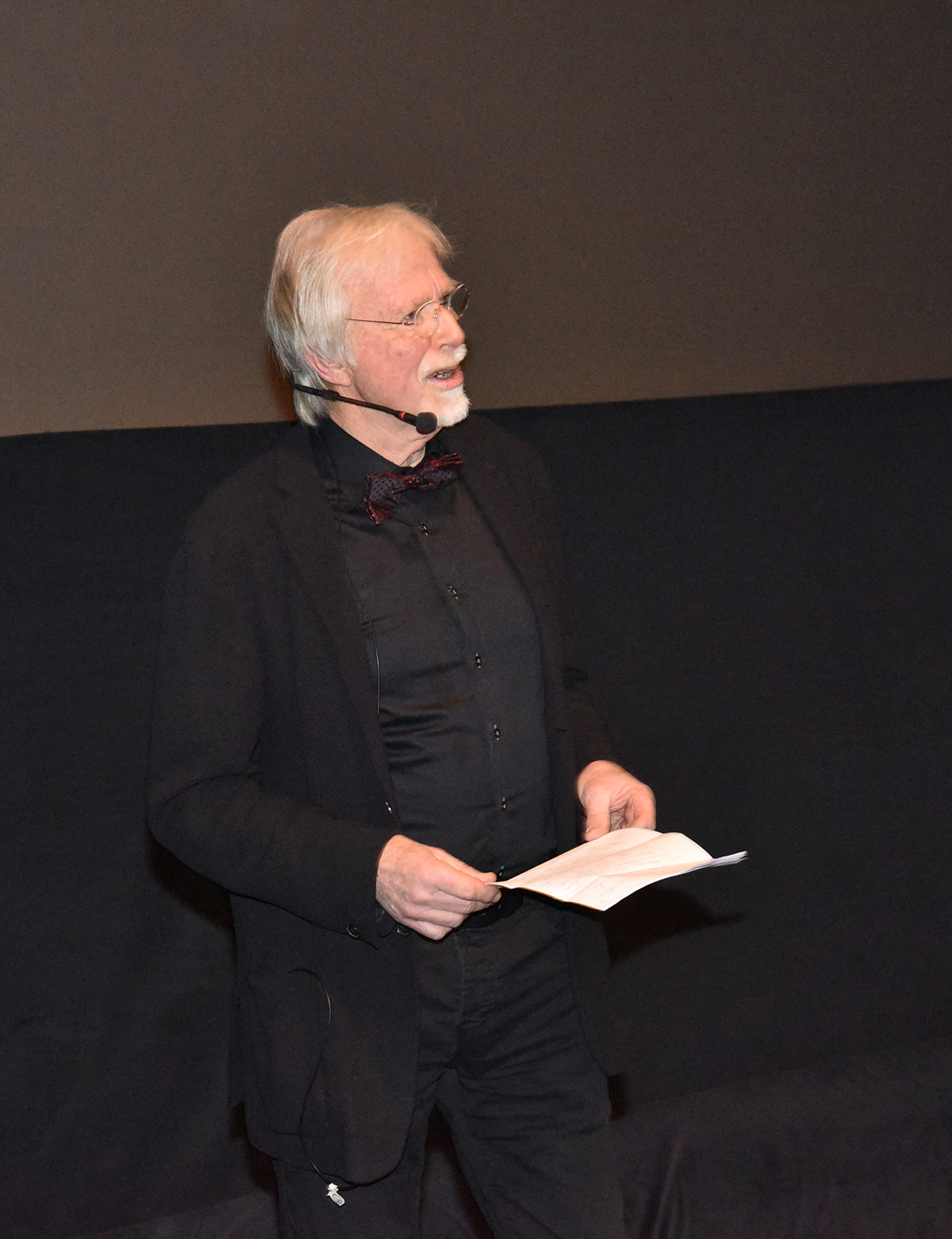 Kinoveteran og forfatter Jan Mehlum foran en fullsatt sal på Brygga Kino i Tønsberg under den offisielle festkvelden, torsdag 7. januar 2017. Foto: John Berge, KINOMAGASINET.no ©