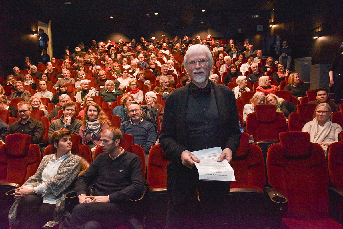Kinoveteran og forfatter Jan Mehlum foran en fullsatt sal på Brygga Kino i Tønsberg under den offisielle festkvelden, torsdag 7. januar 2017. Foto: John Berge, KINOMAGASINET.no ©