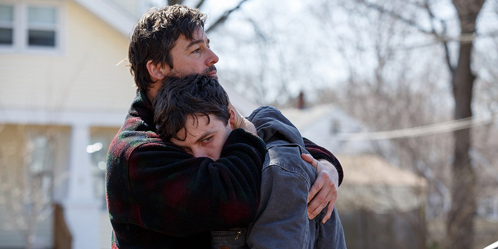 Kyle Chandler som Joseph «Joe» Chandler, broren til Lee Chandler (Casey Affleck).